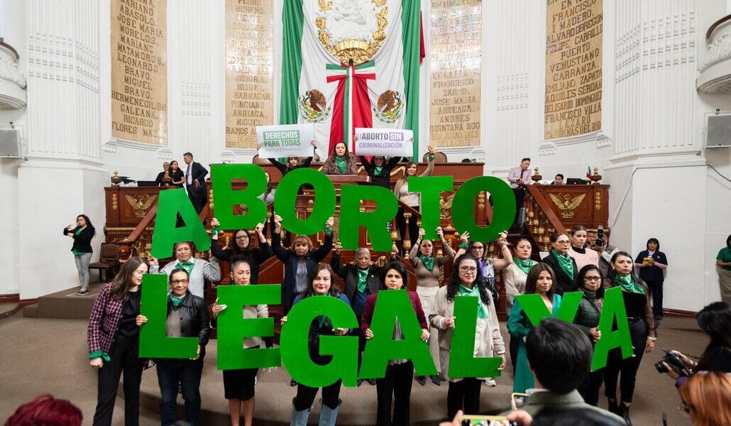 Miembros de Morena presentan su propuesta en el Congreso de Ciudad de México. Foto: Valeria Cruz.