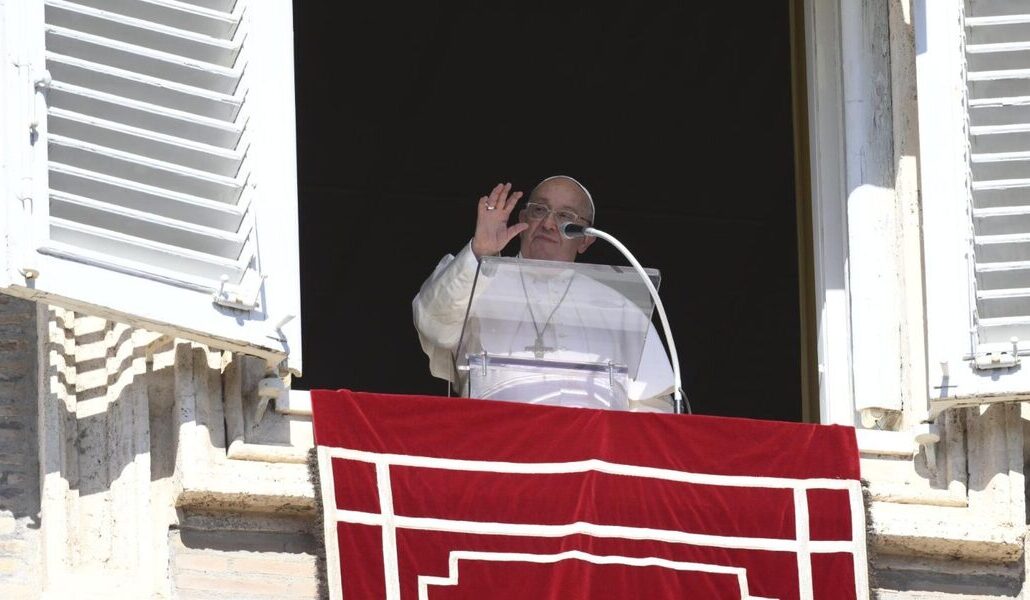 Francisco se dirige a los fieles desde la ventana del Palacio Apostólico