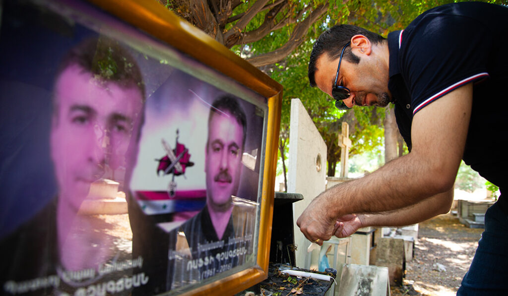 Nerses Barsoumian enciende una vela en el cementerio por sus seres queridos fallecidos