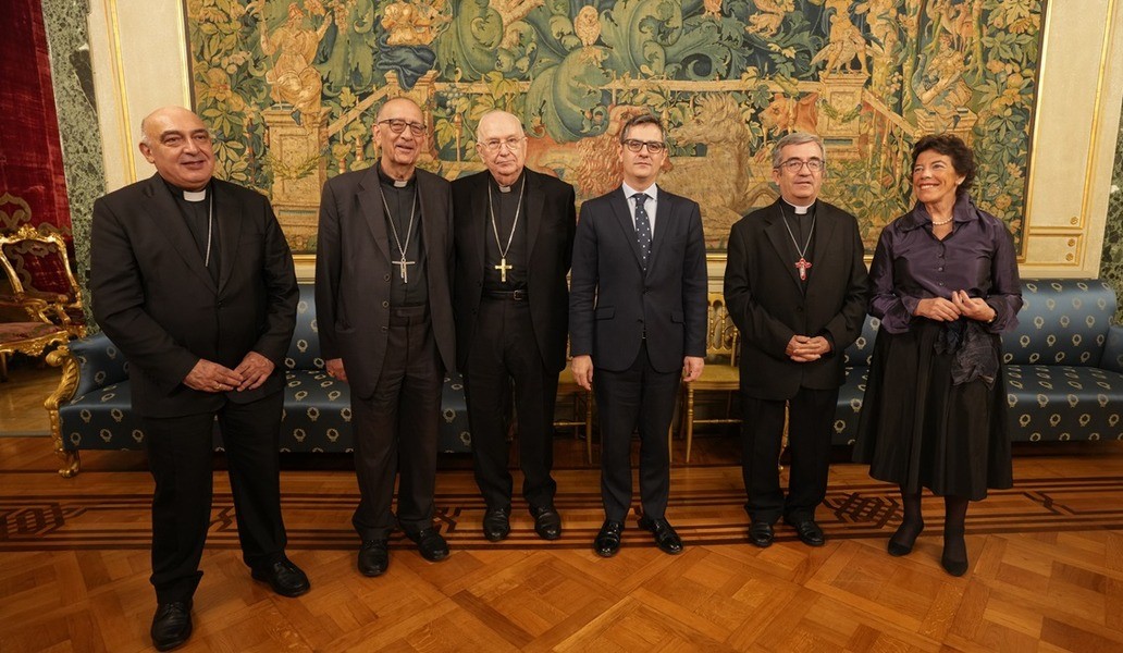 Enrique Benavent, Juan José Omella, Fernando Vérgez, Félix Bolaños, Luis Argüello e Isabel Celaá en la embajada de España ante la Santa Sede