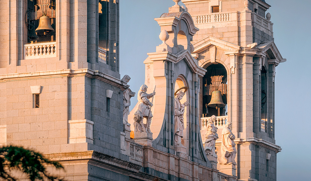 Las esculturas de Chaparro coronan la catedral