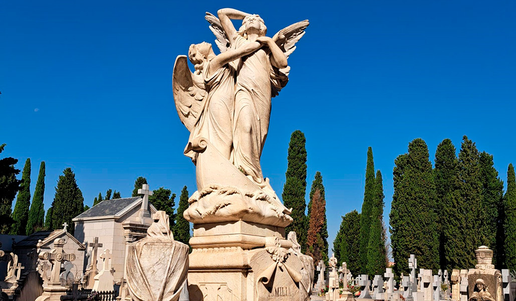 La Pontificia y Real Archicofradía Sacramental de San Pedro, San Andrés y San Isidro gestiona el cementerio para «mantener la memoria de todas las personas enterradas en este lugar» y honrarlas