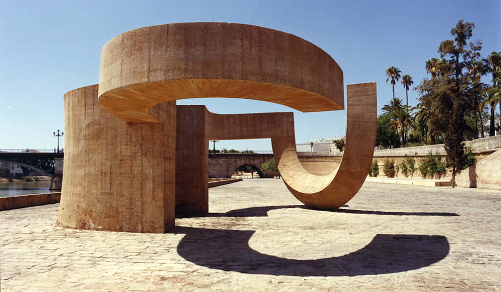 'Monumento a la tolerancia' en Sevilla, en hormigón. Inaugurado en 1992 para la Expo.