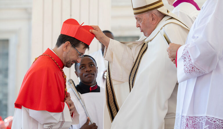 El Papa Francisco bendice al arzobispo de Madrid, José Cobo Cano, tras crearle cardenal en el Consistorio en la plaza de San Pedro del Vaticano, el 30 de septiembre de 2023