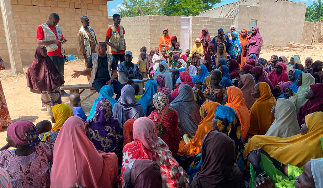 El padre Joseph imparte una charla a una de las comunidades que fueron atacadas por Boko Haram