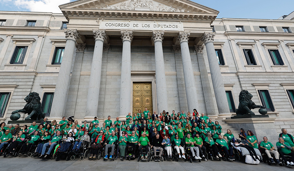 Pacientes de ELA y sus familiares en las puertas del Congreso de los Diputados celebrando la aprobación de la Ley ELA