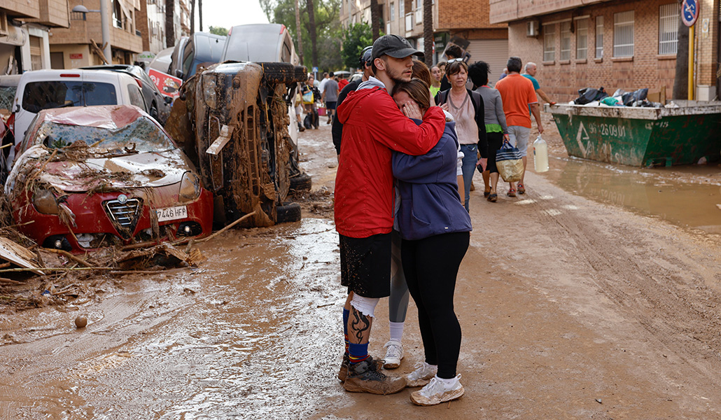 Dos personas se abrazan en la localidad de Paiporta, Valencia, este jueves