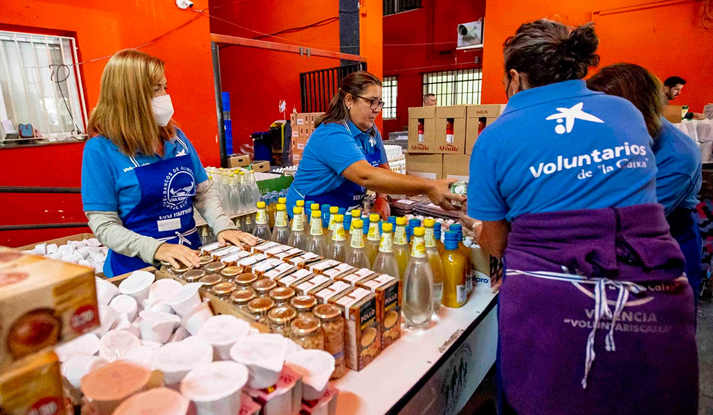 El campo del Mestalla en Valencia se ha convertido en un gran depósito de alimentos y enseres de bienes de primera necesidad para los afectados