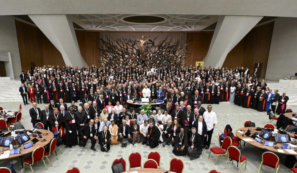 Todos los participantes en la Asamblea Sinodal juntos tras la aprobación del documento final