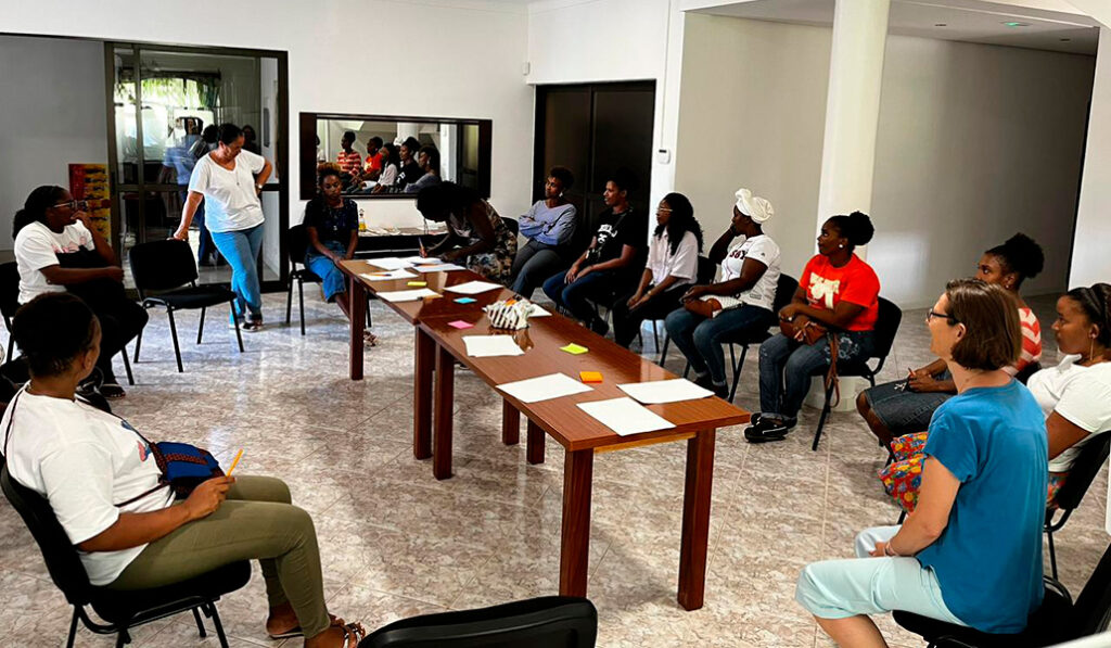 Reunión con mujeres que participarán en un taller de cocina para empoderarlas y ofrecerles un futuro