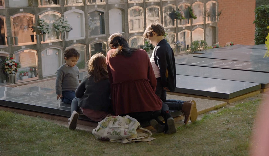 Ágata y sus hijos visitan el sepulcro del pequeño Pep