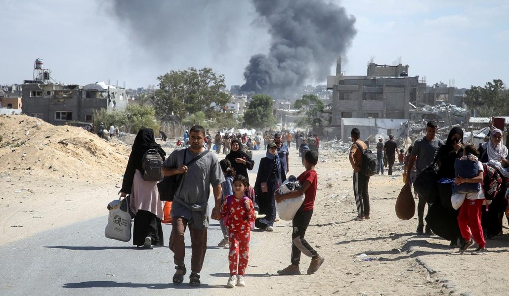 Gazatíes huyendo de una zona bombardeada por Israel