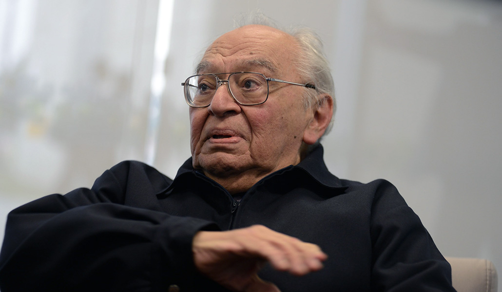 Gustavo Gutiérrez durante una rueda de prensa en Lima en 2023