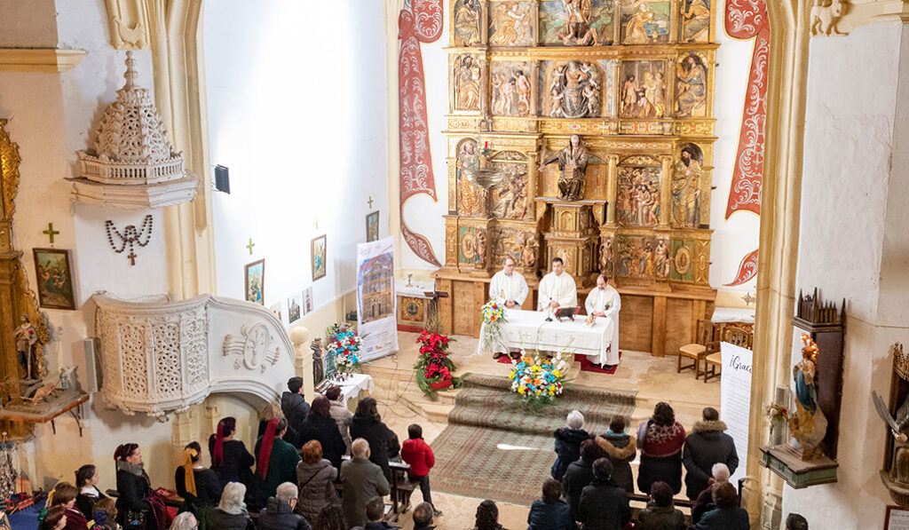 Inauguración de la restauración del retablo la iglesia de Quintanilla de Riofresno (Burgos)