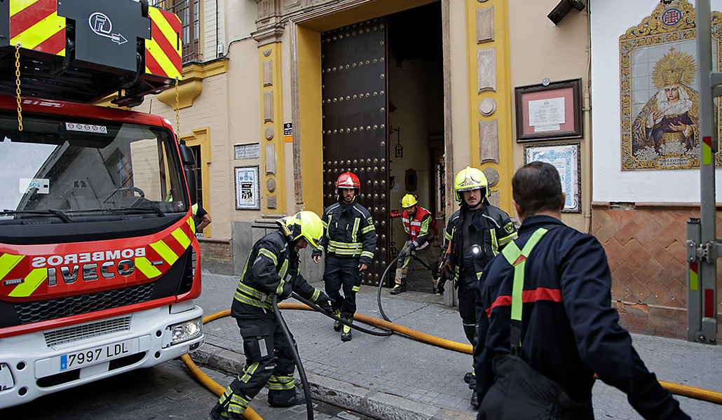 Bomberos tras el incendio en la Iglesia de San Antonio Abad