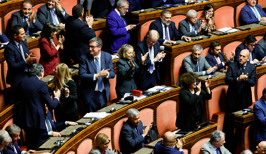 Los senadores italianos celebran la votación final del proyecto de ley sobre la maternidad subrogada el 16 de octubre de 2024