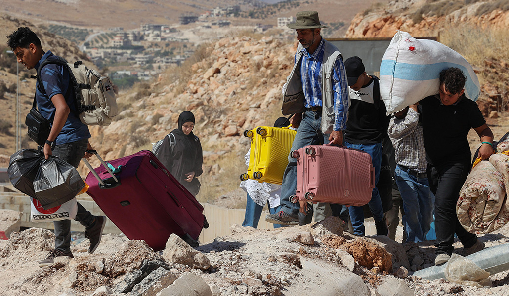 Sirios y libaneses cruzan la frontera hacia Siria por el paso de Massna el 6 de octubre