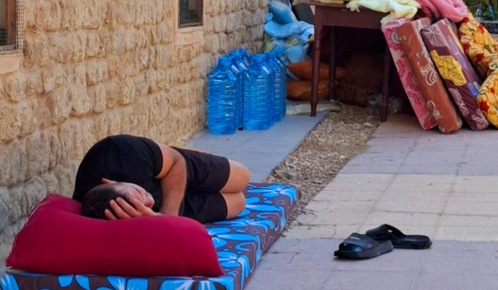 Musulmanes libaneses acampados en el patio del convento franciscano de Tiro, cerca de la frontera