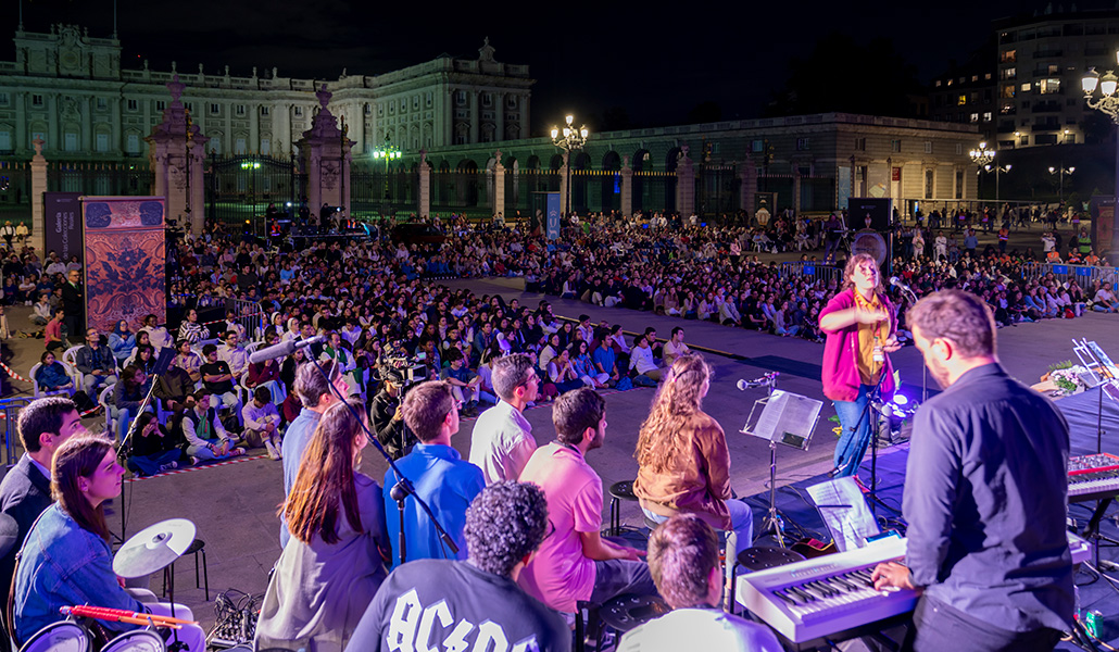 La plaza de la Armería, entre la catedral y el Palacio Real, llena hasta la bandera de jóvenes participantes