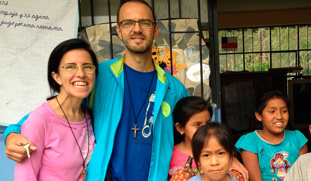 Manuel Cuervo con su mujer y niños locales durante su misión en Perú