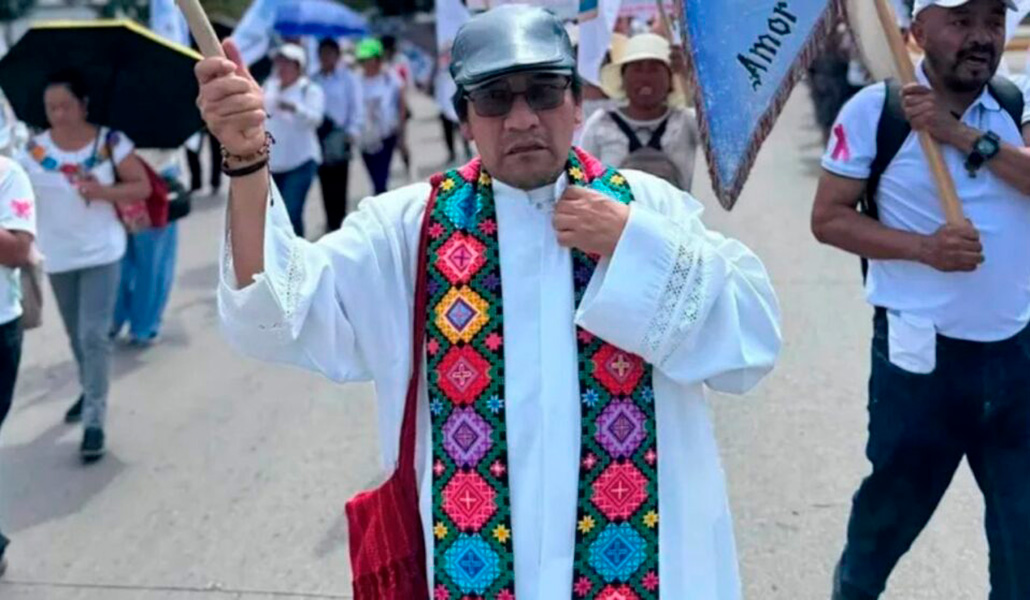 El padre Marcelo durante una protesta