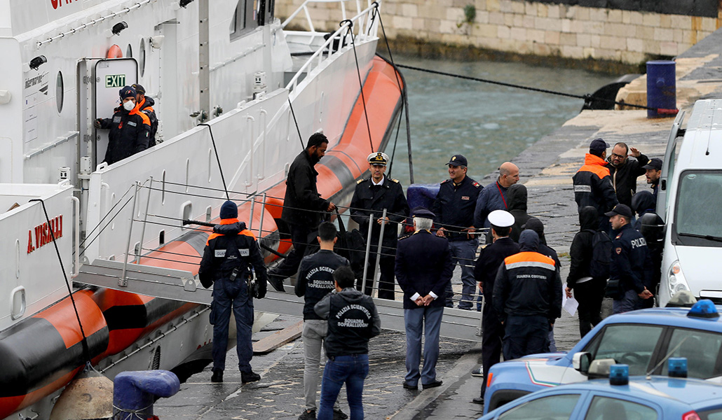 Desembarco de los migrantes en Bari (Italia), el pasado sábado