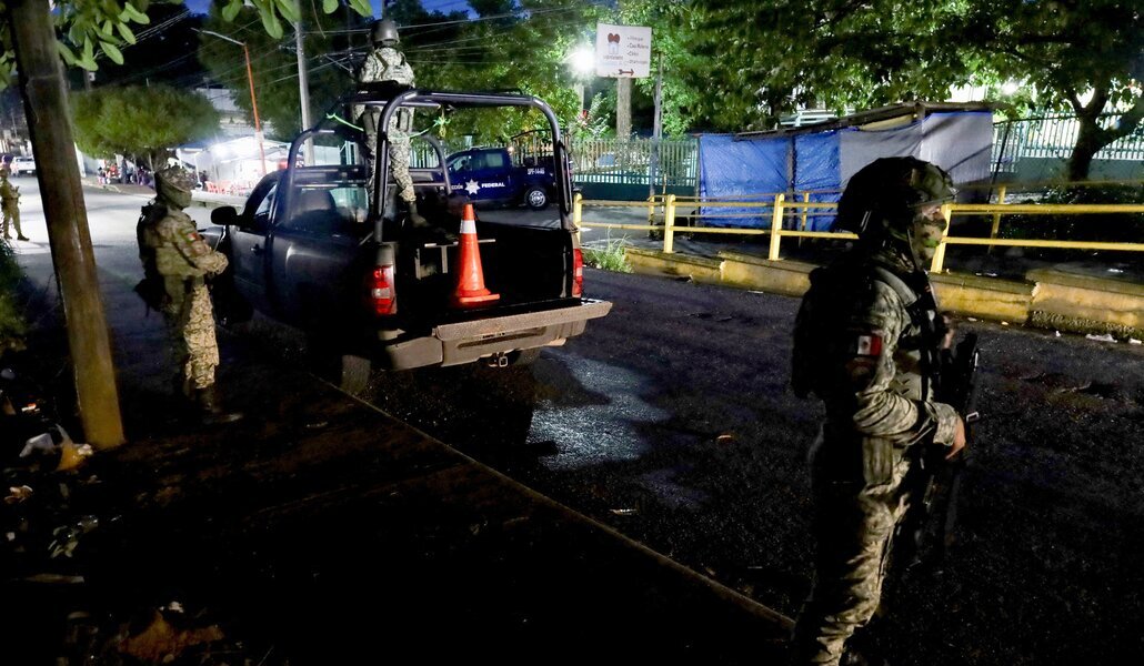 Soldados vigilan el hospital de Tapachula donde se recuperan los heridos