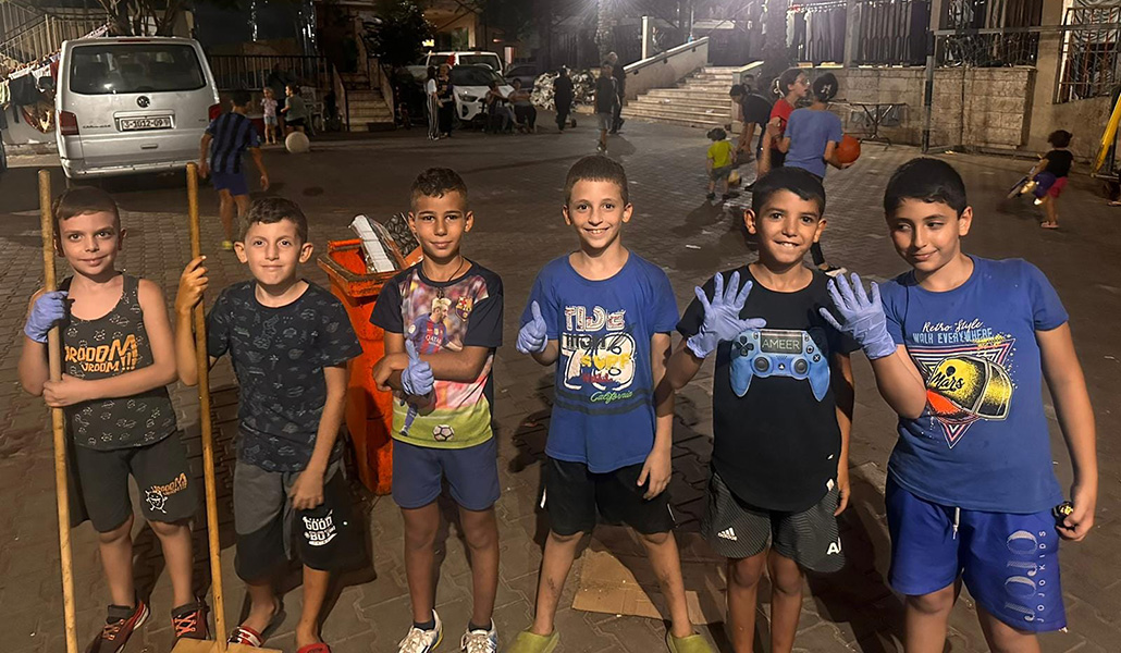 Algunos de los niños alojados en la parroquia de Gaza colaboran en las labores de limpieza