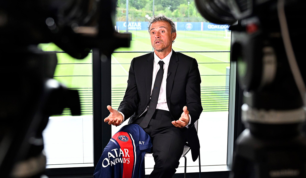 Luis Enrique, con una camiseta del Paris Saint-Germain, durante una entrevista