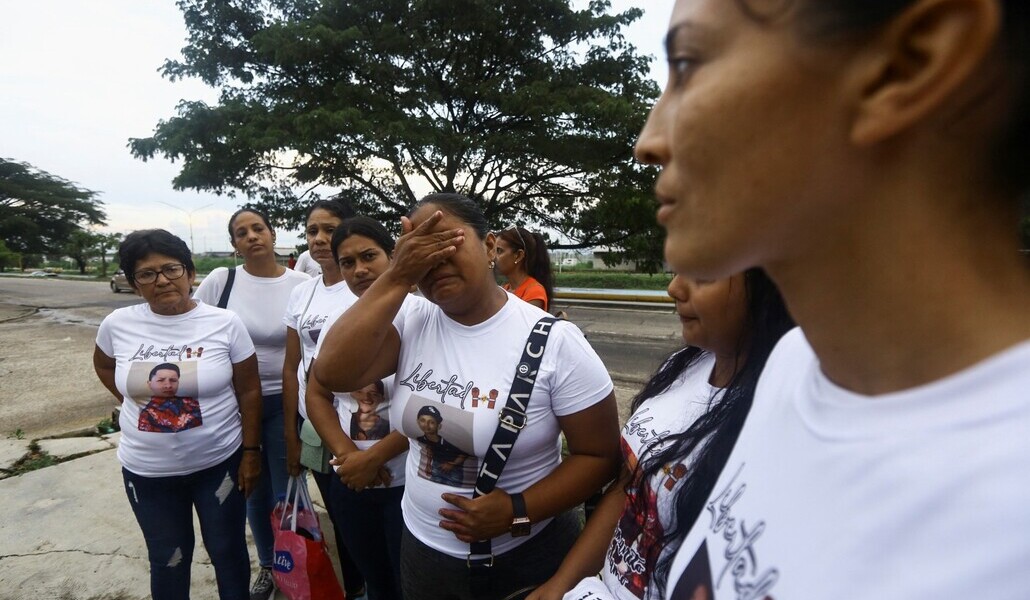 Mujeres protestan ante una cárcel en la que hay detenidos en las manifestaciones contra los resultados electorales.