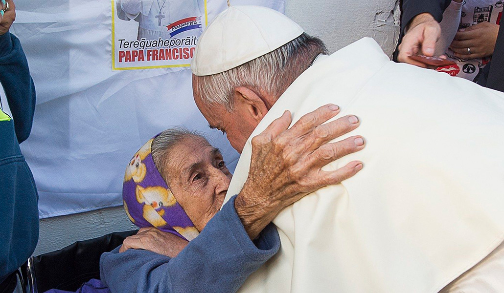 El Papa Francisco abraza a una anciana