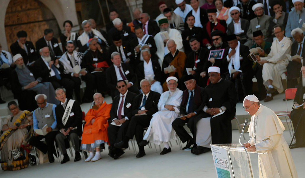 El Papa Francisco lee su discurso frente a representantes de diferentes tradiciones religiosas en la plaza al aire libre de la basílica de San Francisco en Asís el 20 de septiembre de 2016