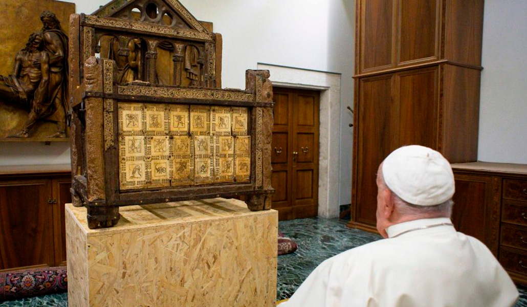 El Papa Francisco contempla en la sacristía Ottoboni de la basílica de San Pedro la Cátedra de San Pedro