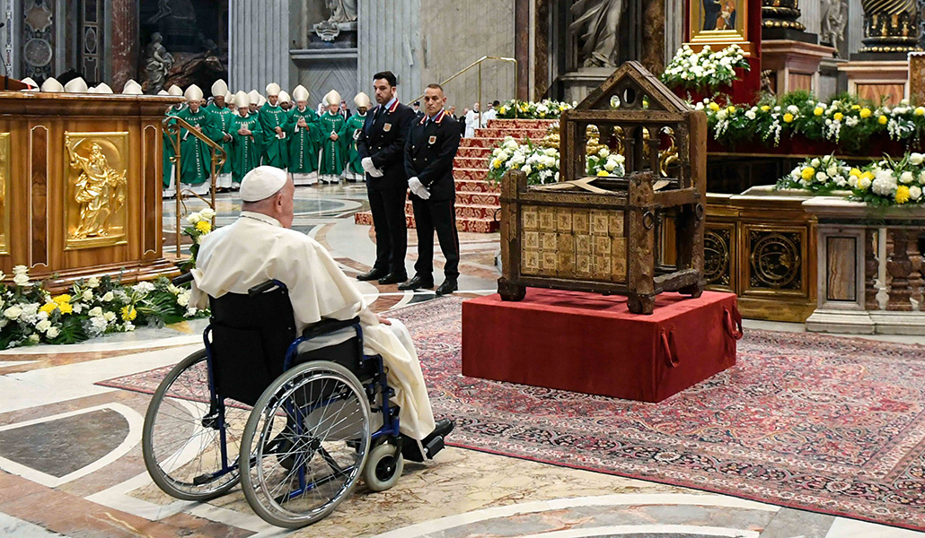 El Papa Francisco ante la cátedra de san Pedro