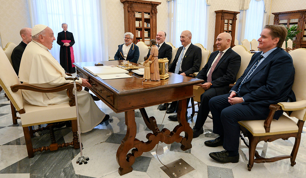 El Papa Francisco en la audiencia con el ex primer ministro de Israel Ehud Olmert, el exministro de Asuntos Exteriores de Palestina Nasser al Kidwa y otros dos activistas