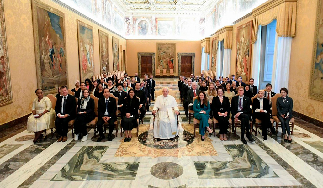 El Papa junto a la delegación de Ministros participantes en el G7 Inclusión y Discapacidad