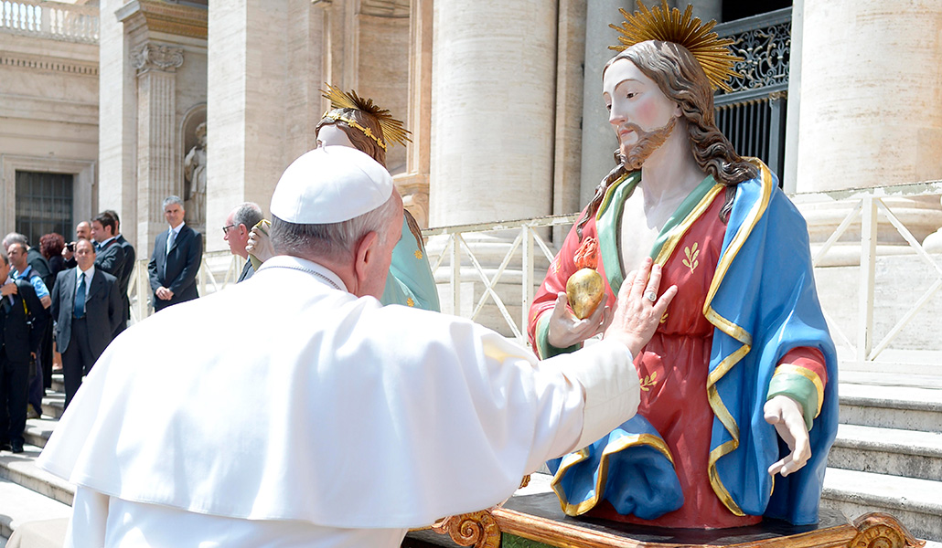 El Santo Padre venera una imagen del Sagrado Corazón de Jesús en la plaza de San Pedro, el 22 de mayo de 2013