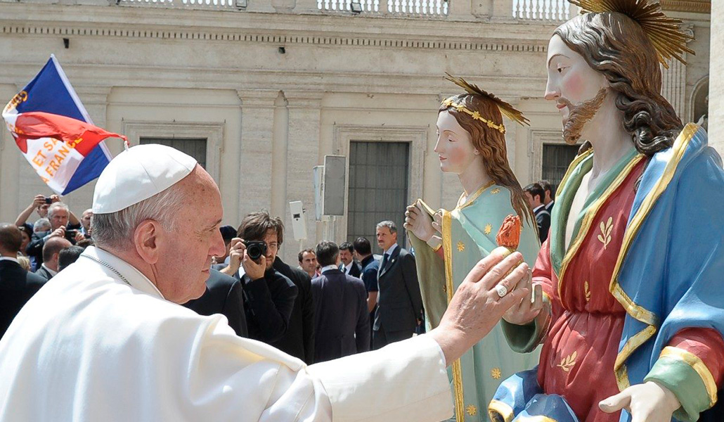 El Papa Francisco con el Sagrado Corazón de Jesús