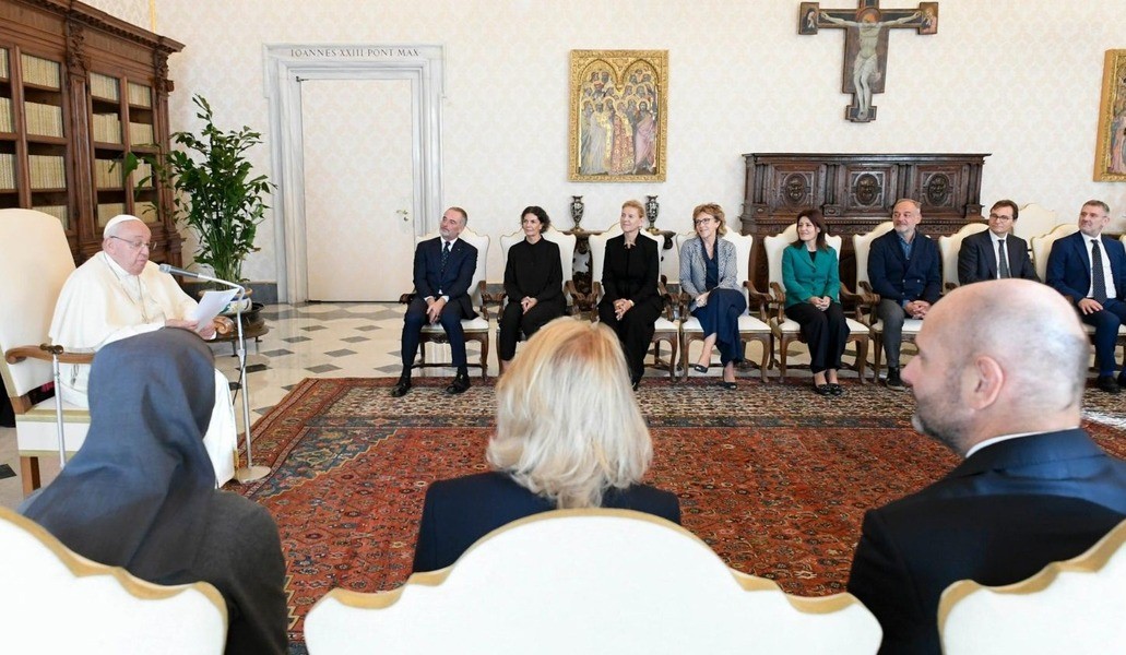 Francisco con los representantes de la Asociación Italiana de Empresas Familiares