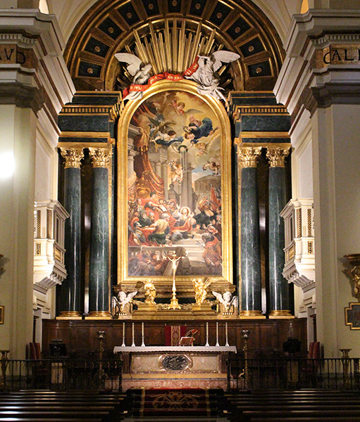 'El martirio de san Ginés', obra de José San Martín, en el retablo mayor. Lo sostienen dos querubines de Cirilo García