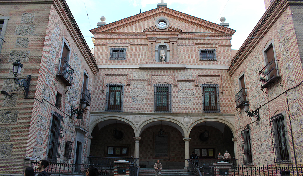 Fachada exterior de San Ginés. Hace once siglos se ubicaba en las afueras de Madrid. Hoy está en el puro centro