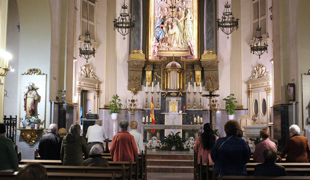 La feligresía, de avanzada edad, en Misa entre semana