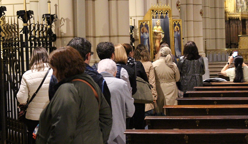 Devotos de san Judas Tadeo hacen cola para encomendarse a él.