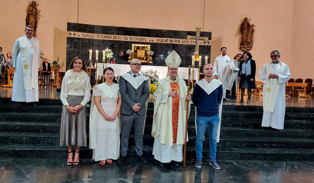 Feligreses chinos junto al obispo auxiliar, Jesús Vidal