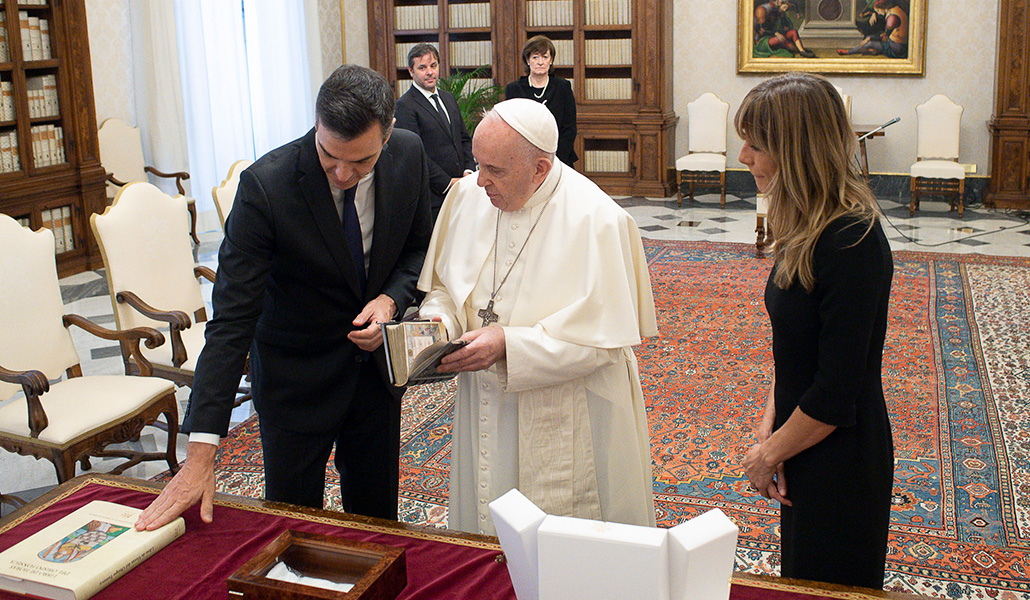 Pedro Sánchez y su esposa en una anterior visita al Papa en octubre de 2020