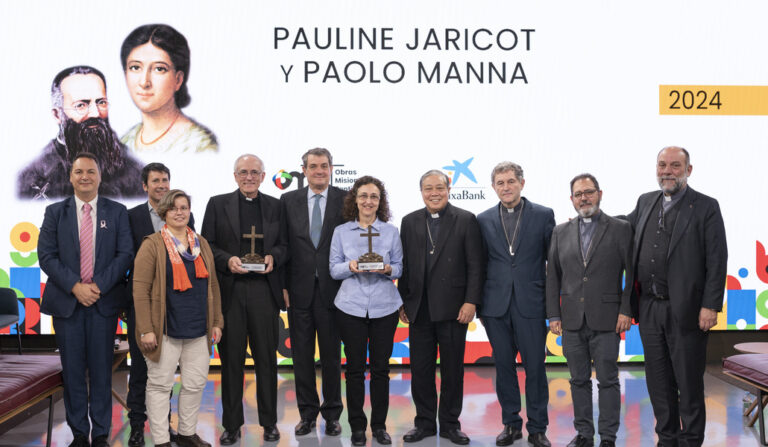 Foto de familia de los ganadores con el nuncio Auza y los obispos Joseba Segura, responsable de Misiones de la CEE, y Vicente Martín, auxiliar de Madrid. Foto: OMP.