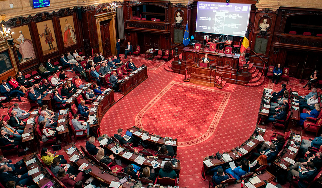 El Senado belga acogió en marzo el simposio europeo sobre centros de detención en el que participó Serna