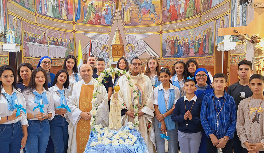 Un grupo de jóvenes se consagró a la Virgen el 27 de octubre de 2024 en la parroquia de la Sagrada Familia de Gaza