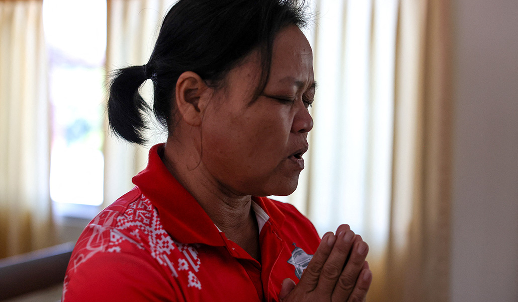 La madre de Watchara Sriaoun durante una celebración religiosa dominical en el pueblo de Kut Yang, provincia de Udon Thani este 6 de octubre