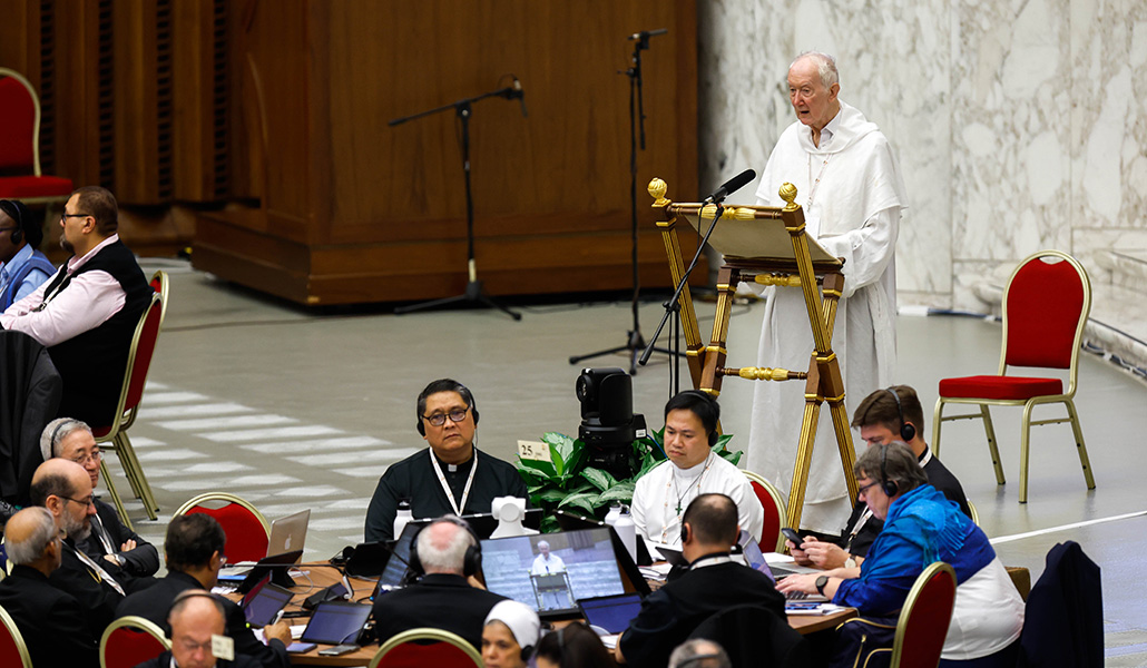 El fraile dominico Timothy Radcliffe dirige un retiro espiritual durante el Sínodo el pasado lunes